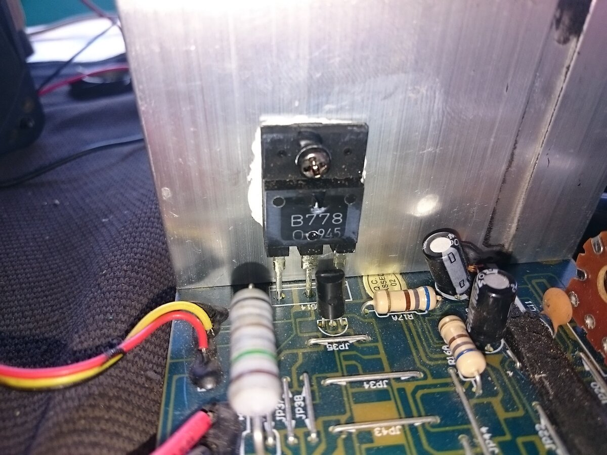 Стоят два таких транзистора,  максимальная мощность по даташиту не более 60 Ватт