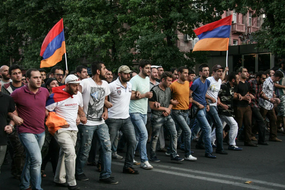 Армян побольше. Майдан в Армении. Митинг армян в Ереване. Антироссийский митинг в Армении. Протесты в Армении 2018.