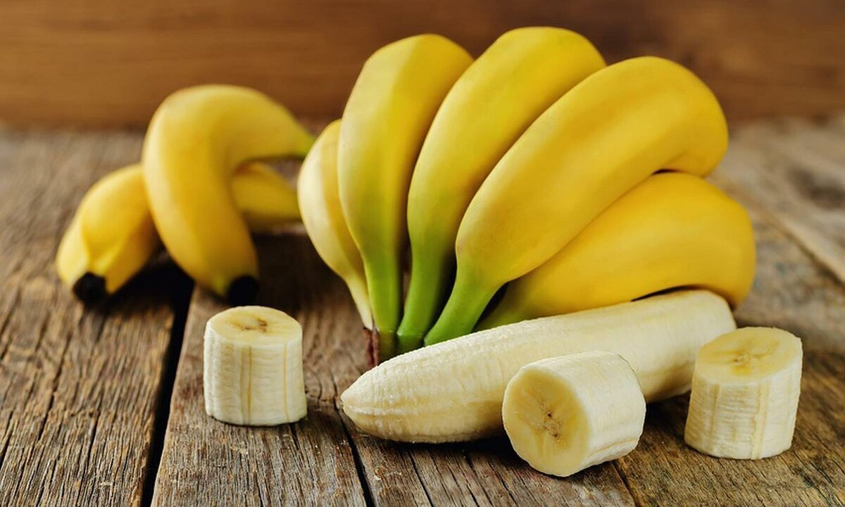 Калорийность банана Калорийность банана составляет 95 ккал на 100 грамм продукта. Белки, г:  1.5  Жиры, г:  0.2  Углеводы, г:  21.8 Банан – ягода?