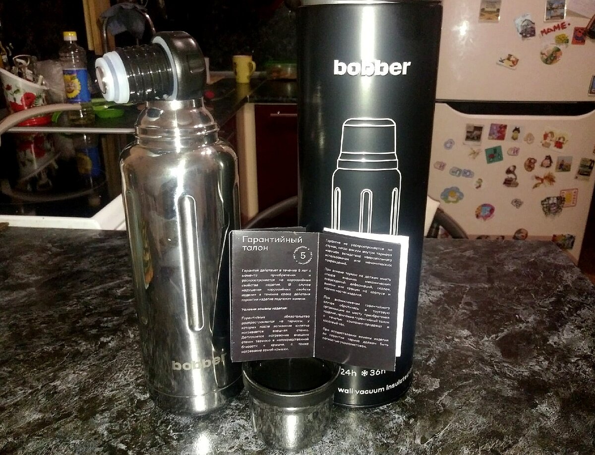 Если обратить внимание, на конце пробки находится металлический элемент. Получается, что пластик пробки вообще не соприкасается с напитком и соответственно не впитывает запахи.