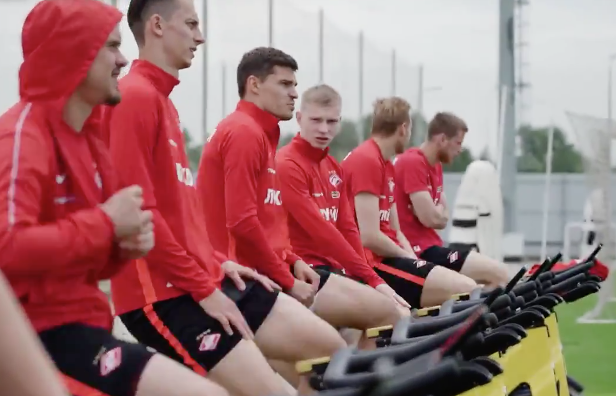 Пока игроки главной команды крутят велотренажер на базе, футболисты второй едут на велосипедах в Россию. Фото spartak.com