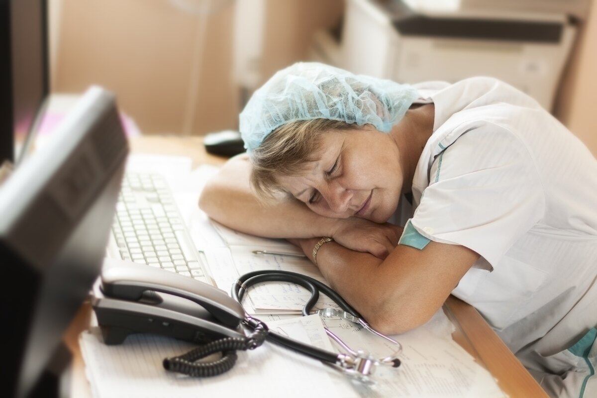 Утро врача в больнице. Уставшая медсестра. Усталая медсестра. Утомление медработника. Усталость врача.
