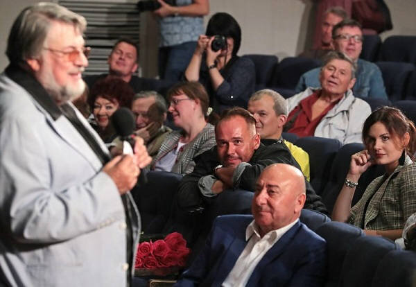 С молодыми артистами и худруком