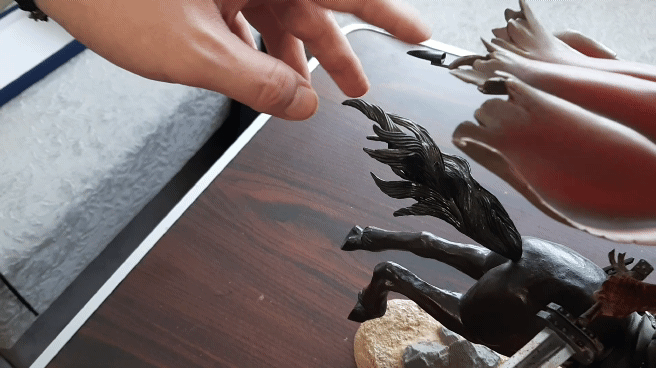 Ножны не приклеены к плащу, а «парят» в воздухе, так что ими можно пошевелить