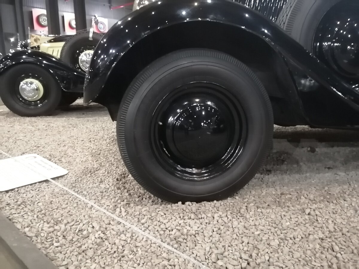 На деле колёсные диски должны иметь шильдик Мерседес. 