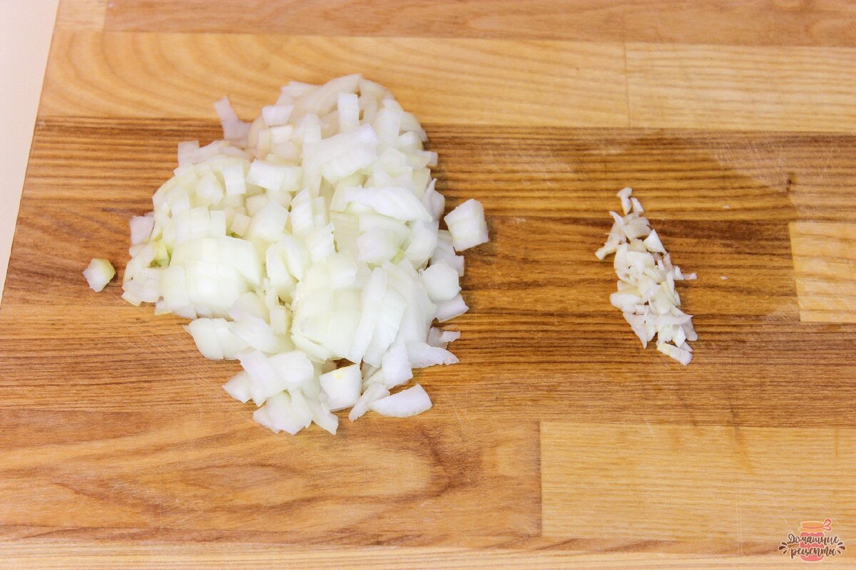 Мелко нарезать  лук и чеснок. 