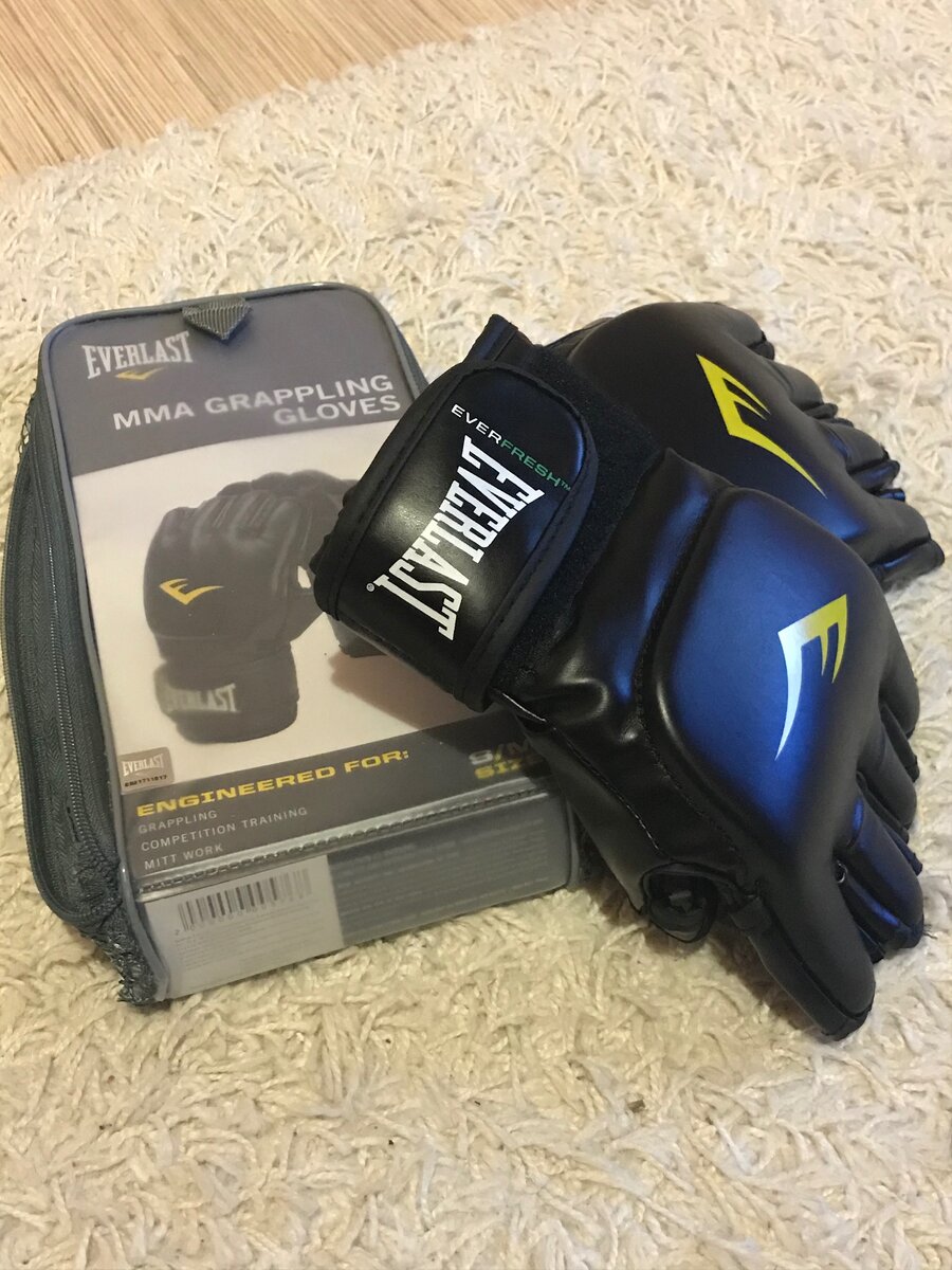 Перчатки MMA. Фото автора.