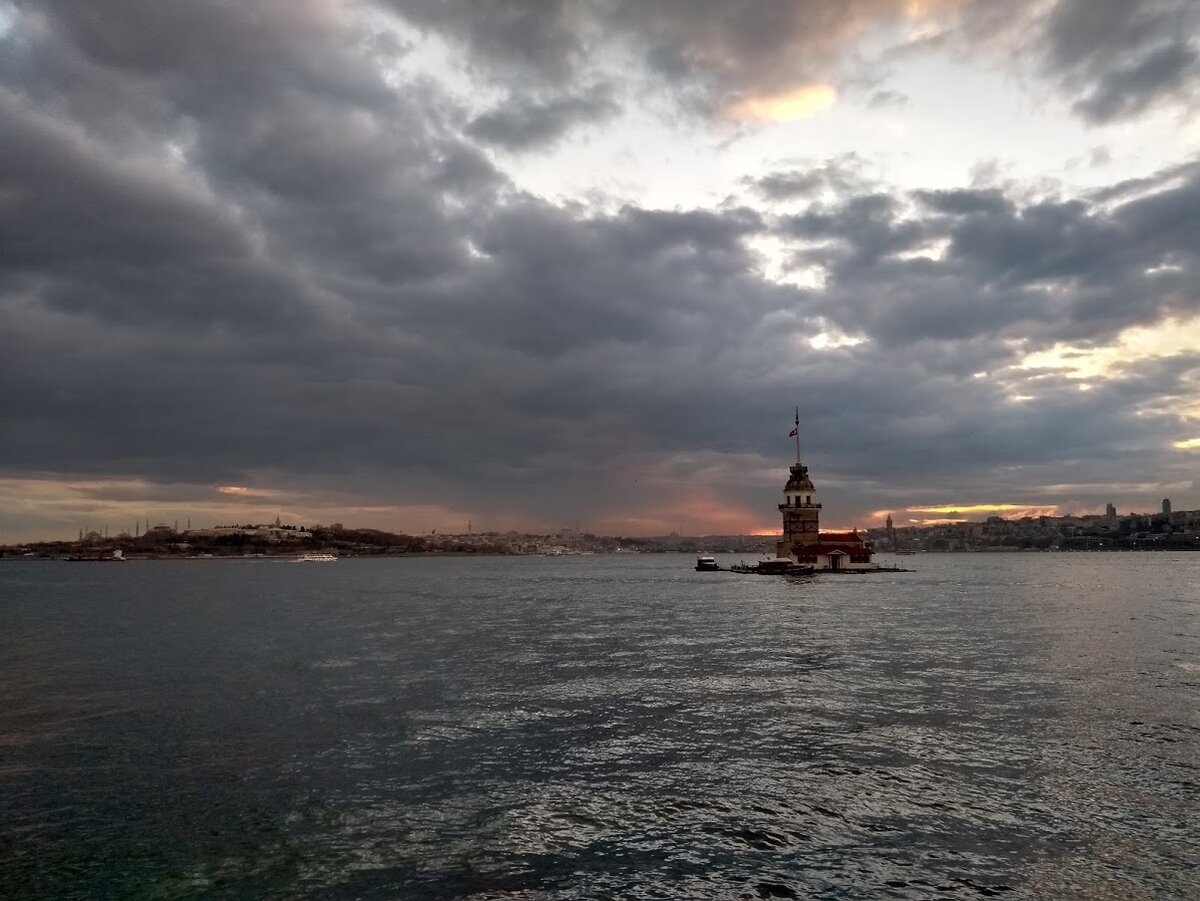 На закате можно поймать очень красивые виды Девичьей башни