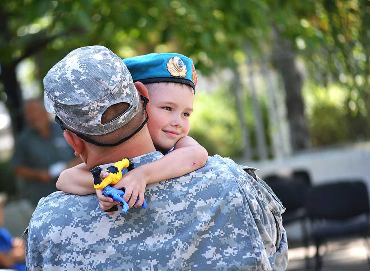 Военный с ребенком на руках