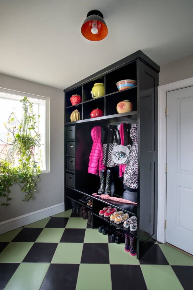 В вашей прихожей должны появиться полки для обуви