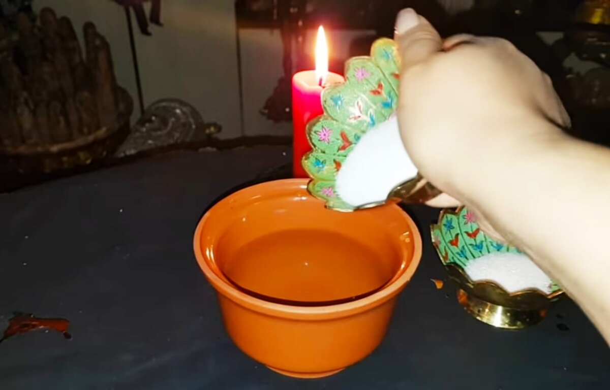 Высыпаем в пиалу с водой соль и сахар 
