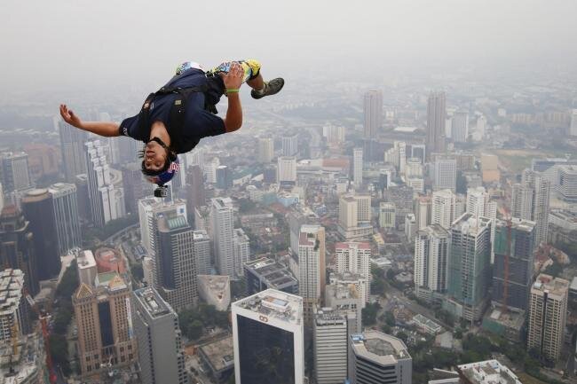Бейсджампер Vince Reffet прыгает с знаменитой малазийской 300-метровой Kuala Lumpur Tower в 2013 году. Фото: Kamran Jebreili/AP