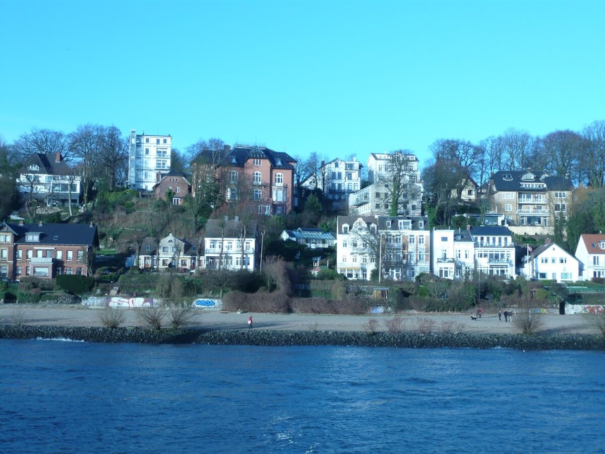 Даже с реки видно, что в русской провинции тишь да гладь. Ни трафика ни переходов.