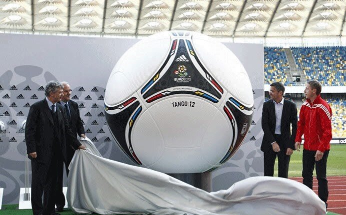 Памятное фото: официальная презентация мяча был 2 декабря в Киеве на жеребьевке группового этапа турнира.
