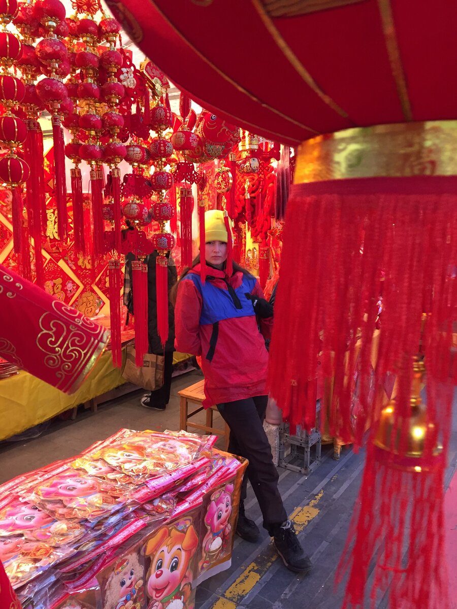 Русская красавица в Китайских новогодних украшениях