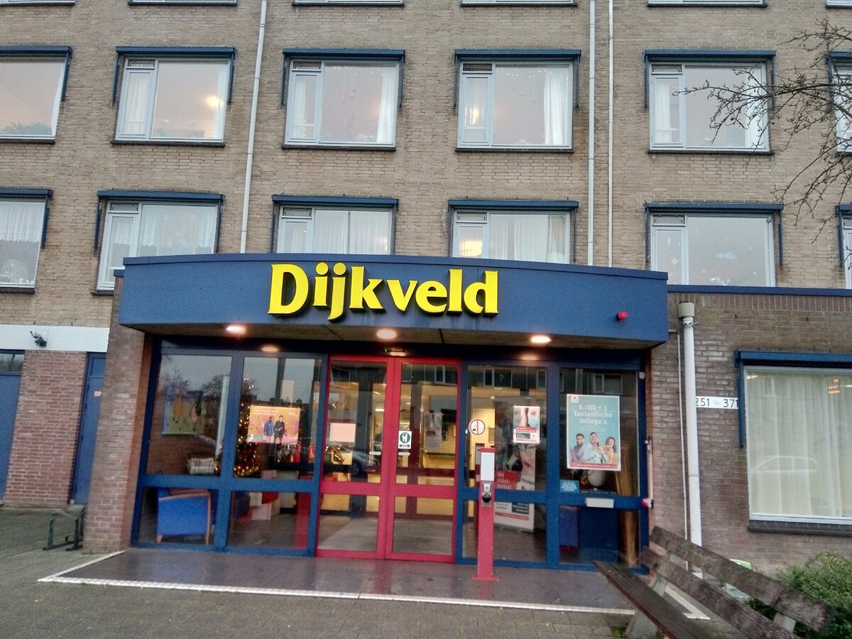 дом престарелых, где живет наша мама.