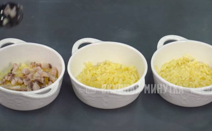 1. Замаринуем лук, нарезаем четверть кольцами, выкладываем в тарелочку, добавляем соль, сахар, уксус и немного воды. Смешиваем и оставляем на 15 минут что бы мариновался. Терку смазываем маслом и натираем картошку, морковку и свеклу.