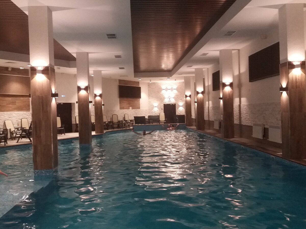 Просторный бассейн для комфортного плавпния после сауны