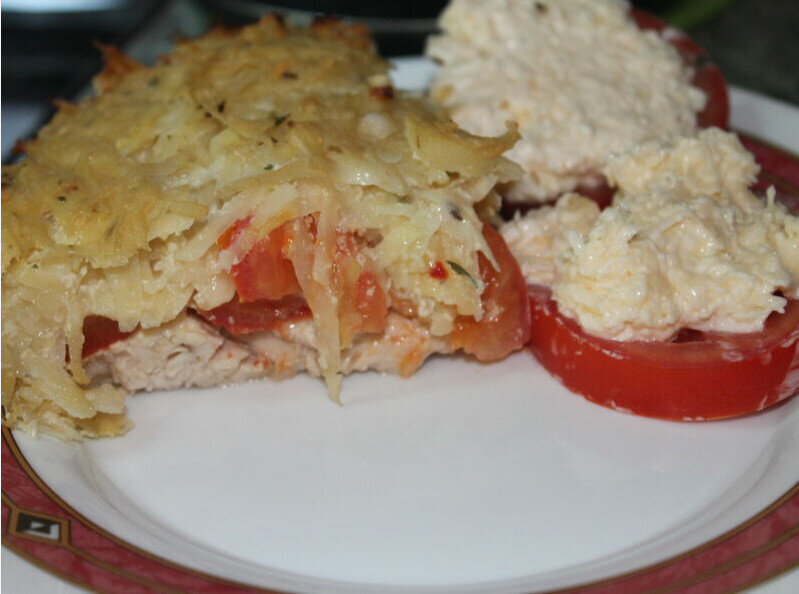 Куриная запеканка с помидорами. Филе с картошкой в духовке. Запеченная курица с картошкой. Картошка в духовке с майонезом сыром и помидорами. Куриное филе запеченное с помидорами.