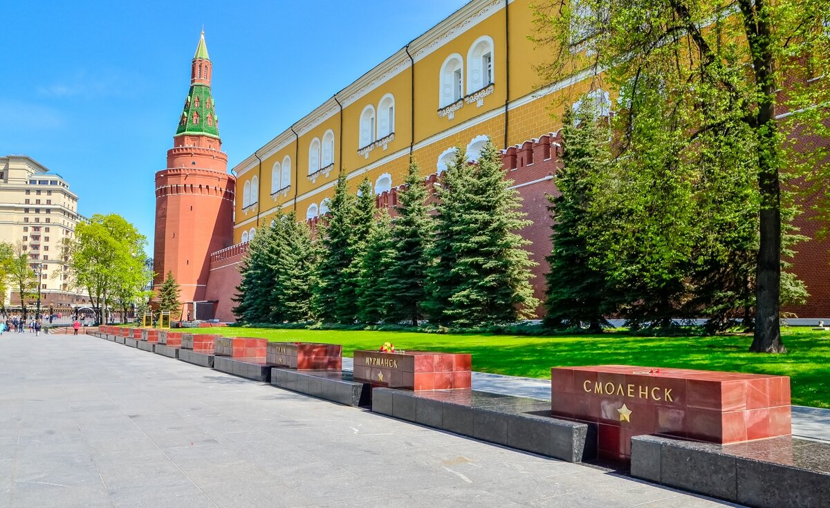 Г герой москва. Александровский сад Москва аллея городов героев. Александровский сад Москва города воинской славы. Александровский сад Москва аллея славы города герои. Аллея воинской славы Александровский сад.