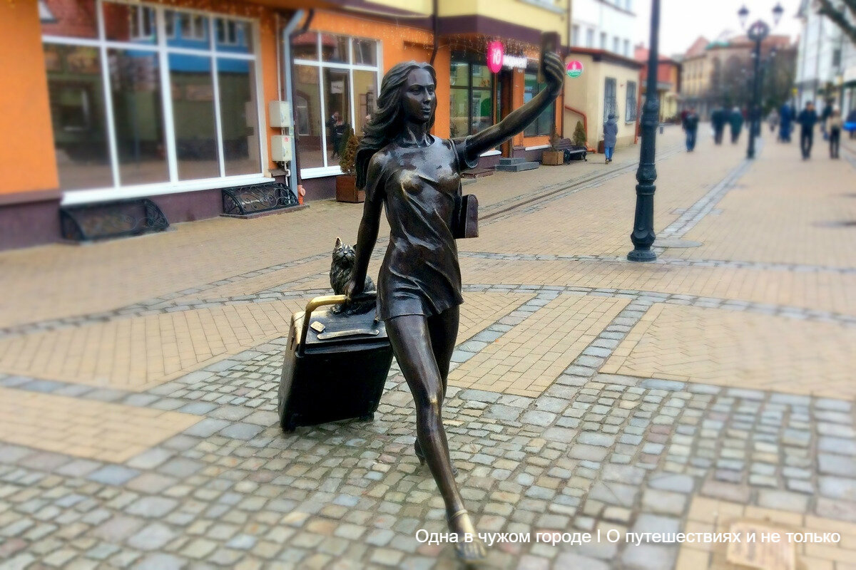 Памятник девушка с чемоданом. Скульптура курортница в зеленоградске. Памятник женской сумочке в пьемонте. Памятник девушка с чемоданом. Пассажирка молодечно пассажирка скульптура.