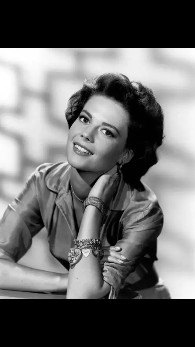 Пожалуй, самая известная звезда Голливуда, которая никогда не скрывала русской части истории в своей биографии - Натали Вуд. Актриса была трижды номинирована на самую почетную премию – премию «Оскар» 