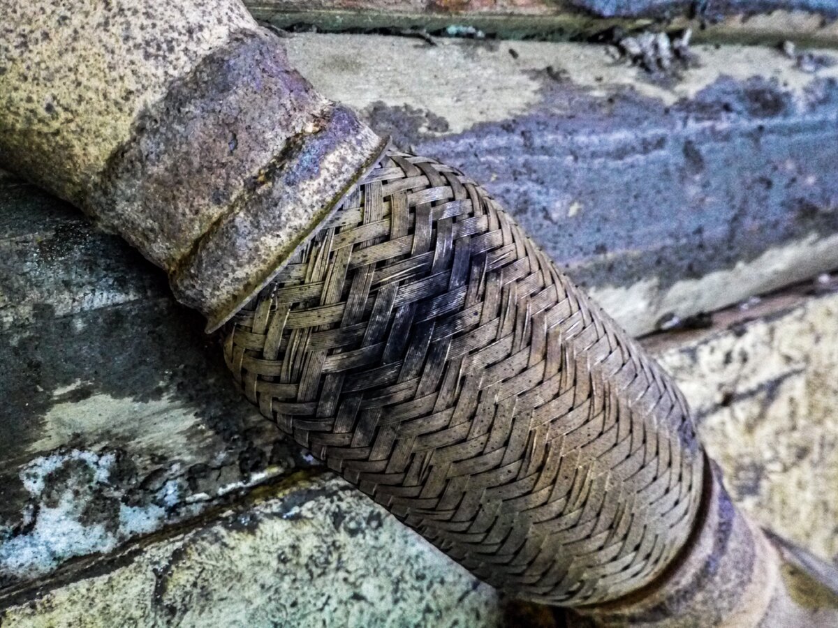 Прогоревшая гофра выхлопной системы со следами нагара