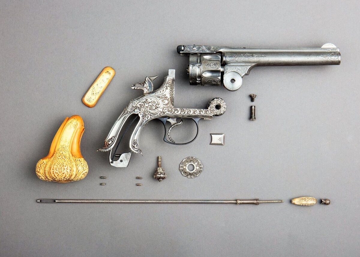 Револьвер Smith & Wesson .44 Caliber Double-Action Frontier Model decorated by Tiffany & Co. Сталь, серебро, слоновая кость. 1893 год, США. © Метрополитен-музей, Нью-Йорк