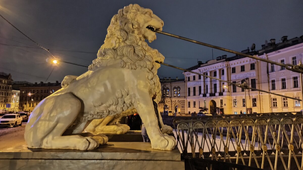 Один из львов на мосту