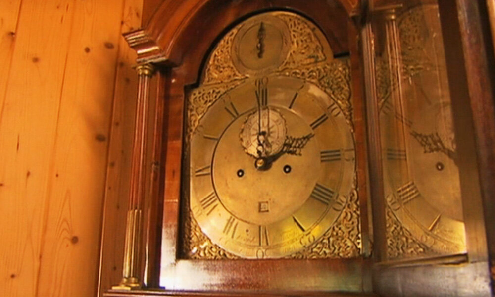 Листайте галерею, знакомьтесь поближе со старинными часами из дома Раймонда Паулса