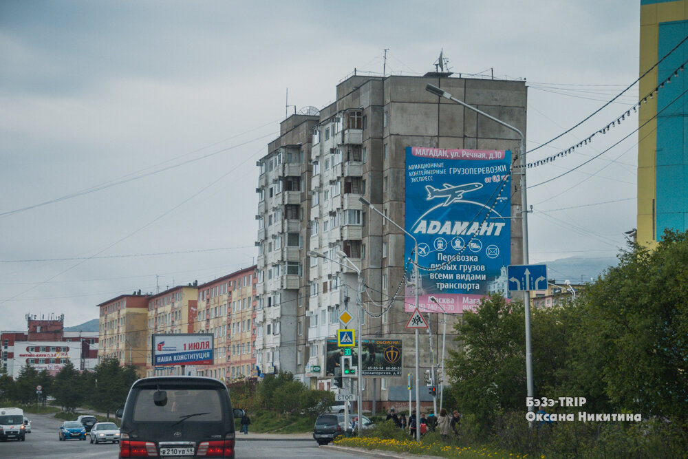 На плакате надпись о том, что надо идти голосовать 1 июля за поправки к конституции