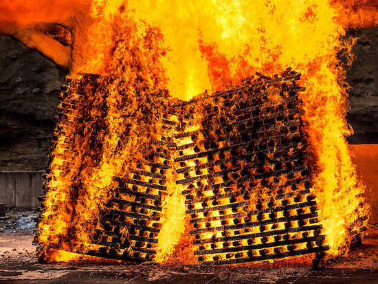 Процесс жарки гленового дерева.