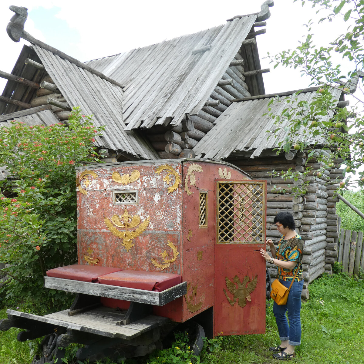 Киношный реквизит в киногородке. Но фоток больше, переходите по ссылке ;) Были в июле 2019 года.