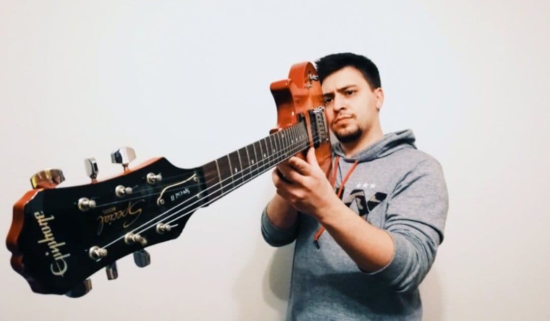 Что видит продавец в музыкальном магазине.