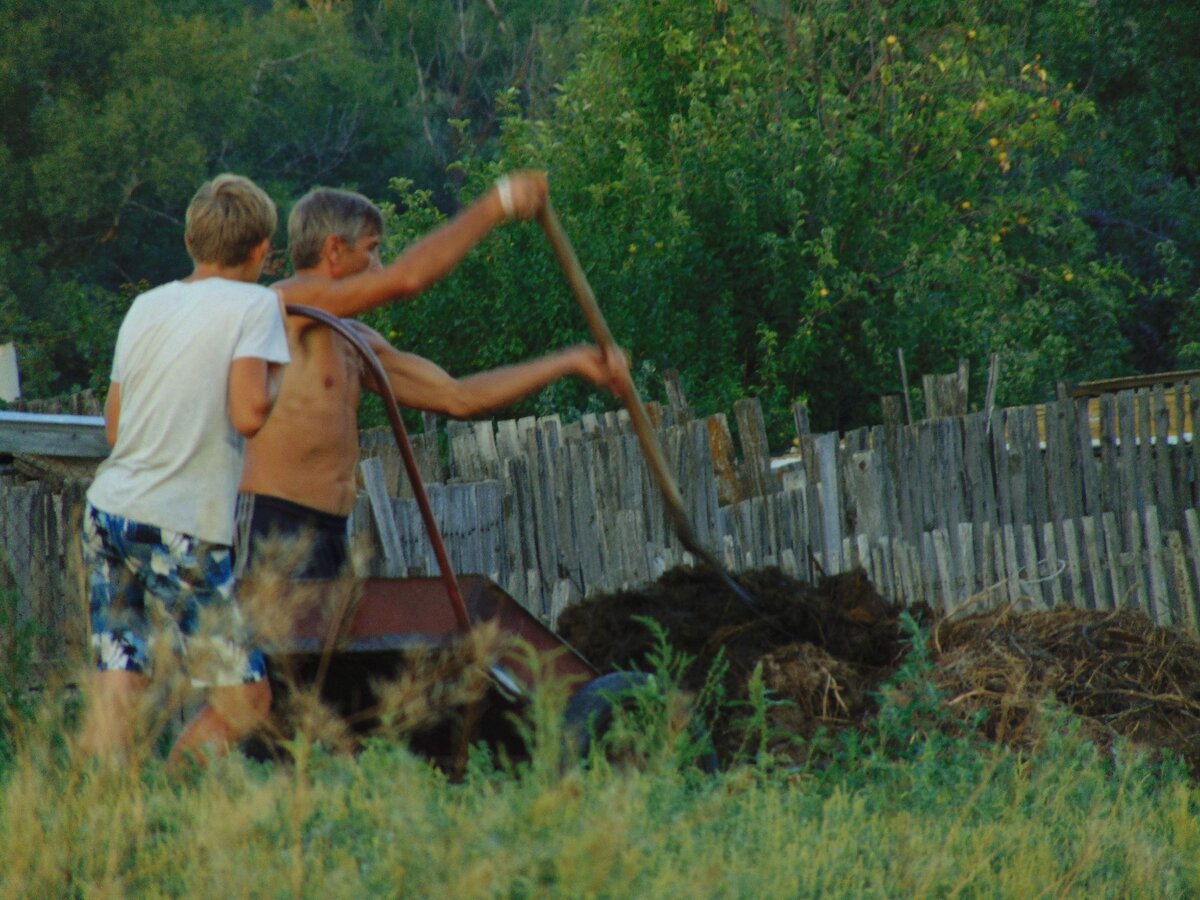 Этих людей никак нельзя назвать "лентяями и раздолбаями". Что же тогда мешает им найти себе доход в деревне?..