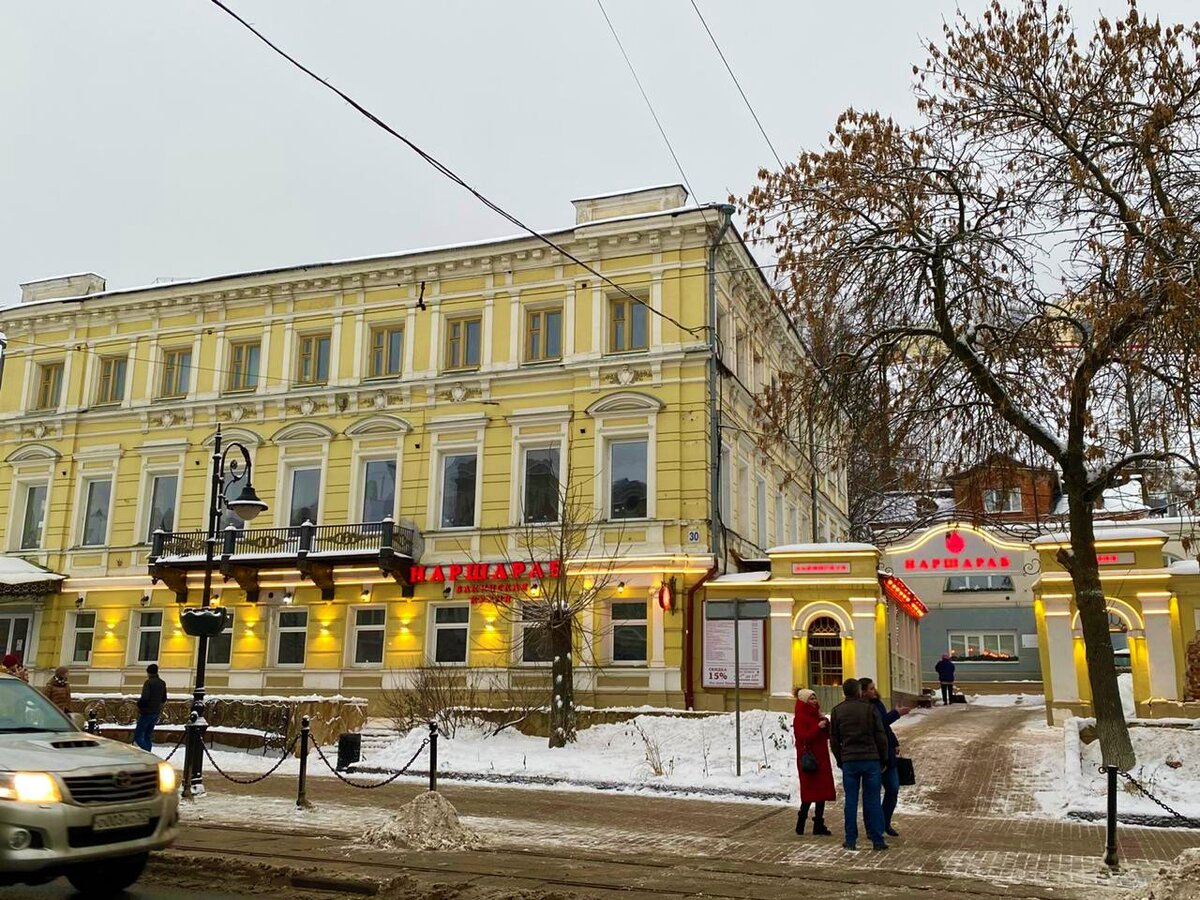 Улица Нижнего Новгорода, в которой сохранилось много старинных особняков,  пройтись по ней одно удовольствие — Рождественская | Под зонтиком | Дзен