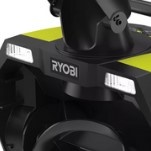  Удобство транспортировки 
Телескопическая складная рукоятка - для удобного перемещения и хранения Ryobi RST36B51 5133005056.  Управление желобом 
Простая регулировка направления выброса снега при помощи рукоятки.  Комфортная работа 
Две светодиодные фары делают возможной уборку снега в темное время суток.