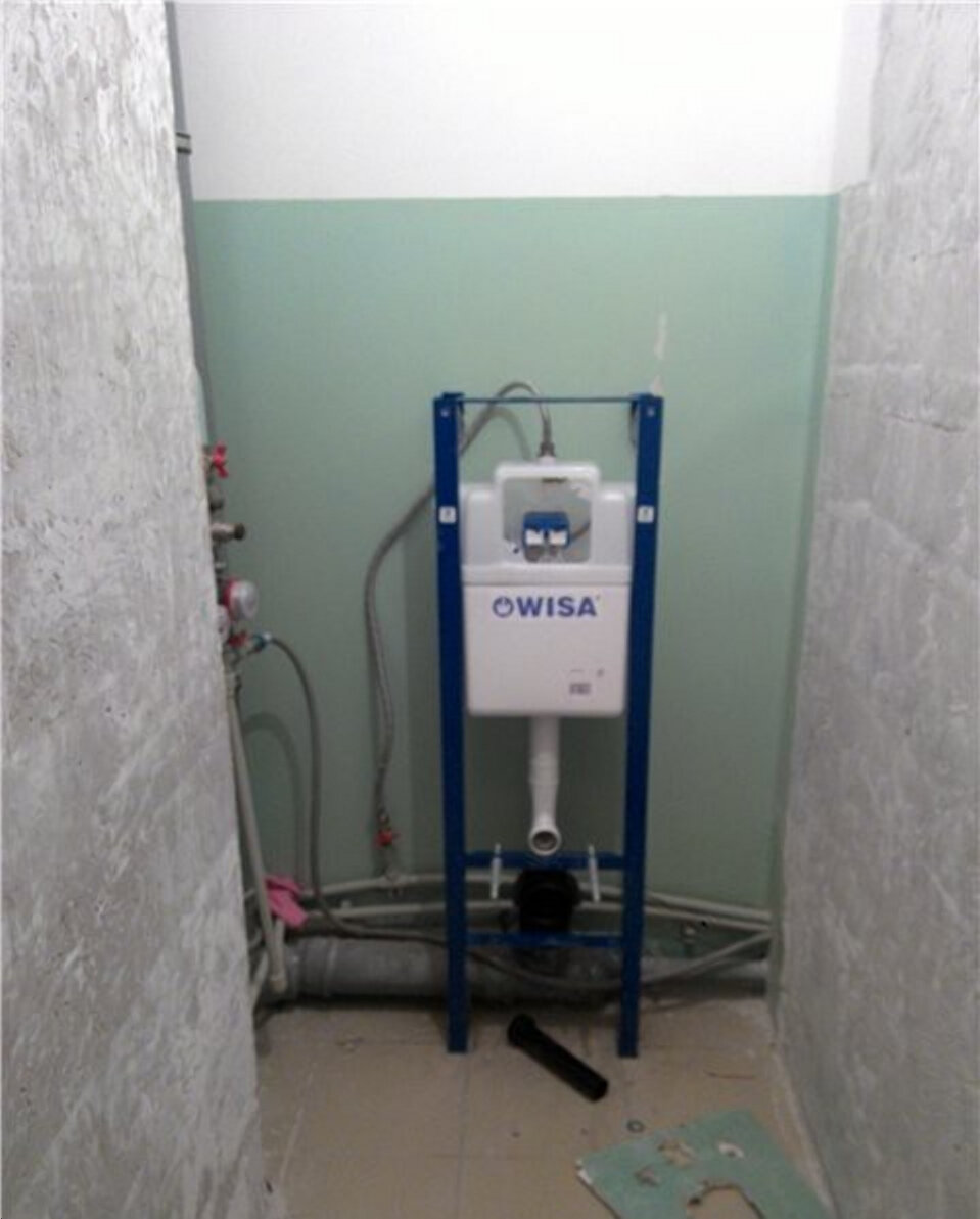 Фото можно листать! Старый унитаз демонтирован, установлен каркас и сливной бачок инсталляции - прямо над трубами