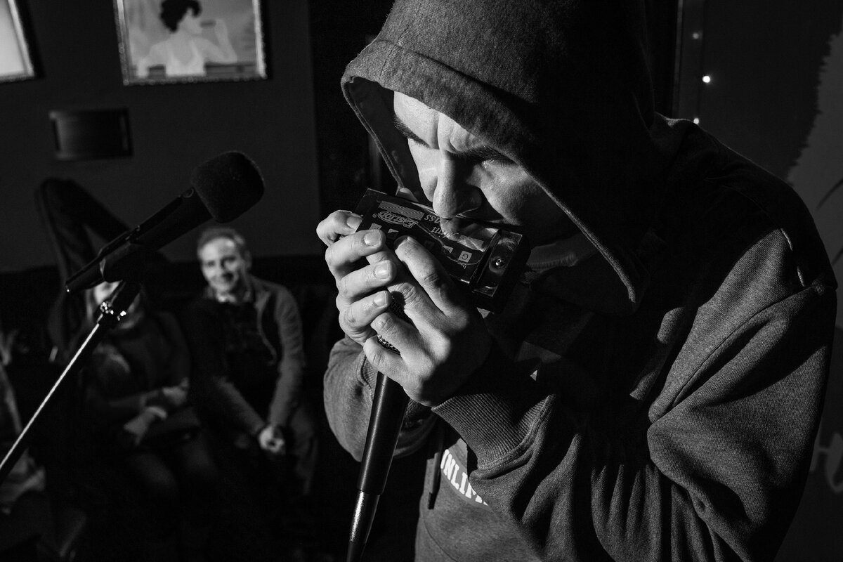 Народ смотрит с интересом...