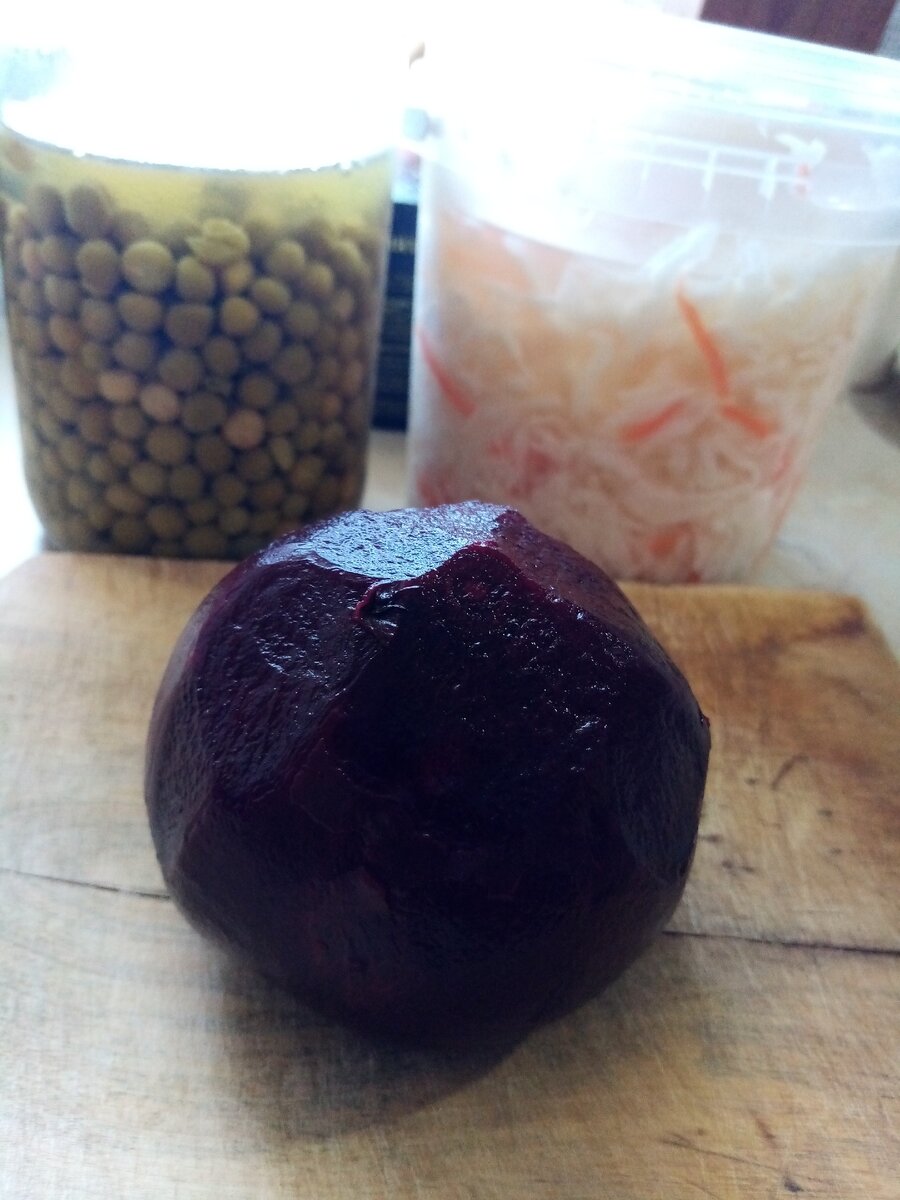 Зелёный горошек благоприятно действует на сердечно - сосудистую и пищеварительную системы,обогащает организм витаминами и минералами. 