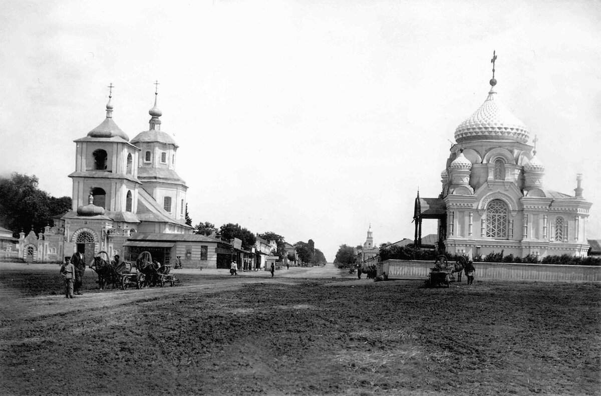 Путивль, Воскресенская церковь (слева) и Императорская часовня Александра Невского (справа),1910г.