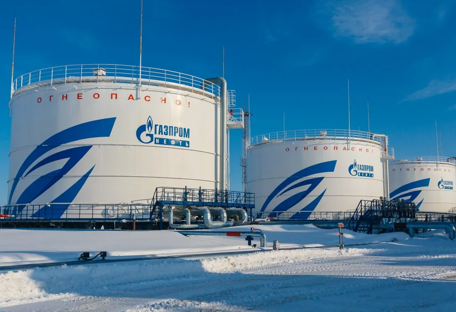 Газпромнефть сайт. Омский НПЗ резервуары. ПАО «Газпром нефть». Газпром нефтегазовая компания. ПАО Газпромнефть СПБ