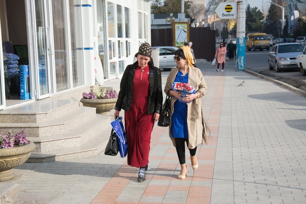 Таджикистан сегодня как живут. Женщины на улицах Душанбе. Таджикистан люди на улице. Таджикистан девушки на улице. Таджикские женщины на улице.