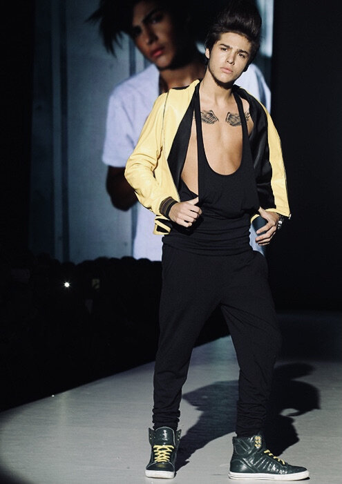 Фото с показа , источник инстаграм артиста