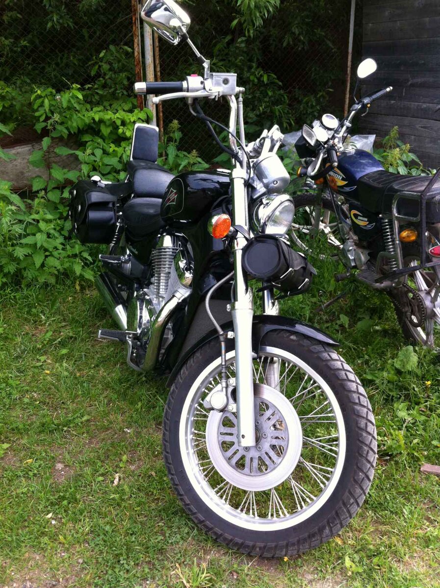 боковые кофры-вот и весь багажник моего мотоцикла. Учитывая, что в одном из них  постоянно лежат необходимые вещи, небольшой запас инструмента и чехол от дождя для нас и мотоцикла