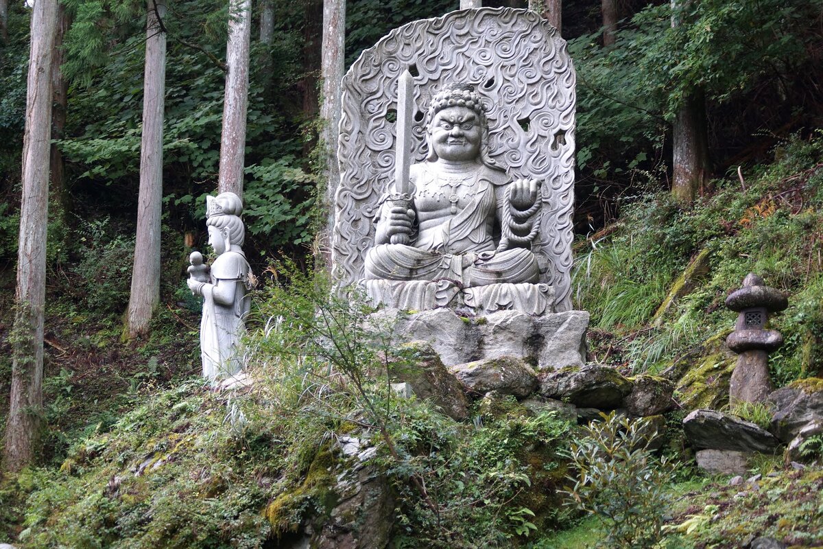 На третий день поездки посетили три недалеко расположенных друг от друга буддийских храма - Джошинан, Дзэнтёдзи, Сосандзи.