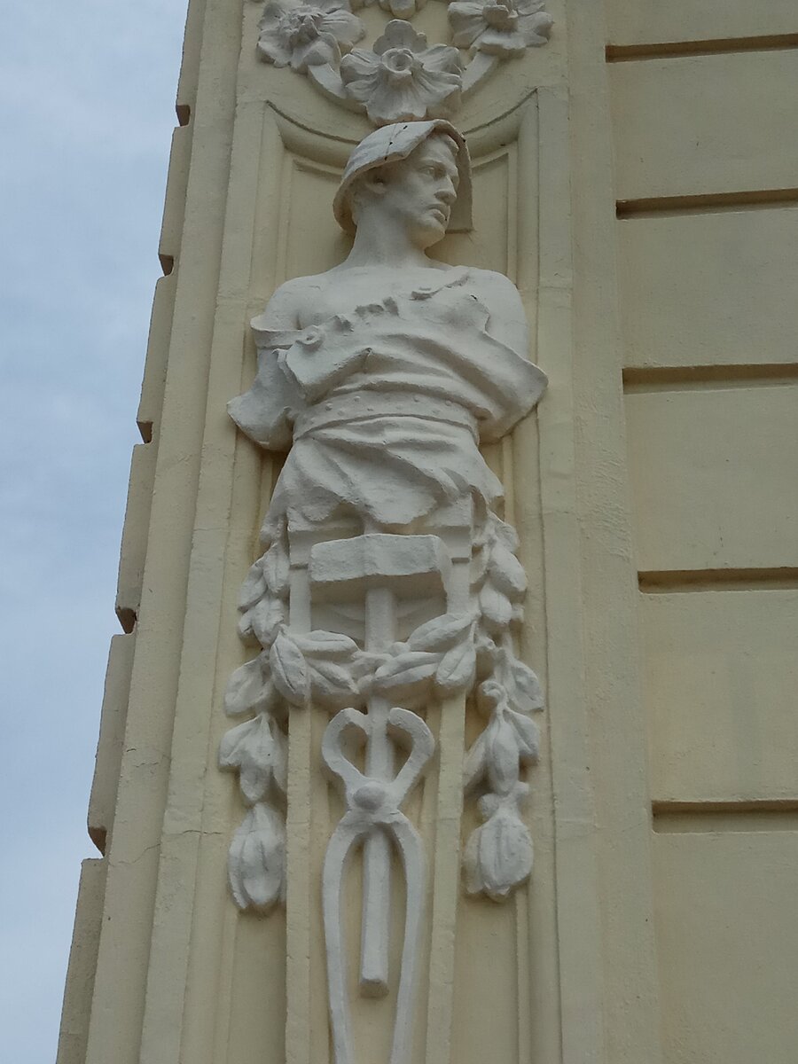 Молотком по яйцам