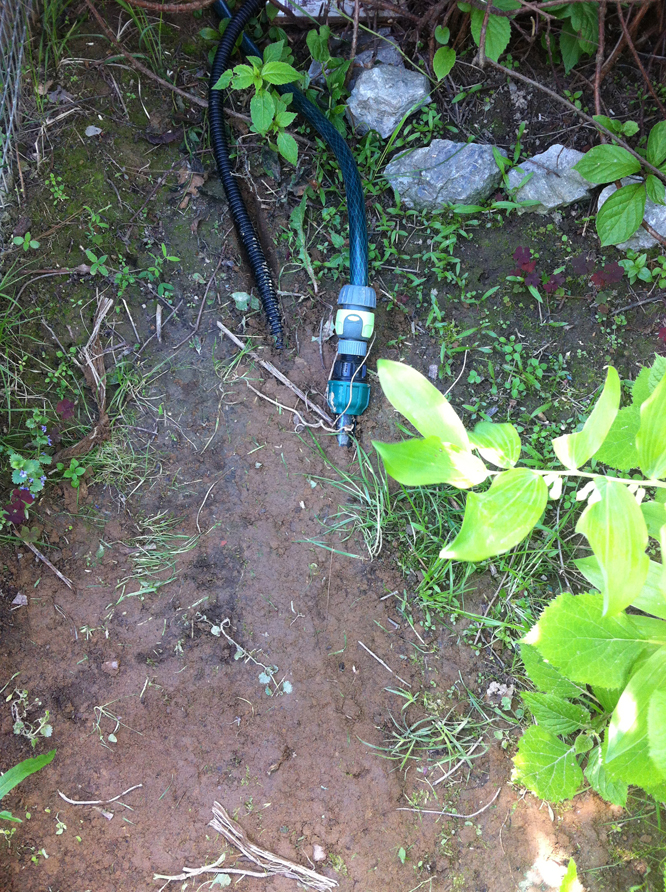 Выход трубы ПНД и электро кабеля из земли