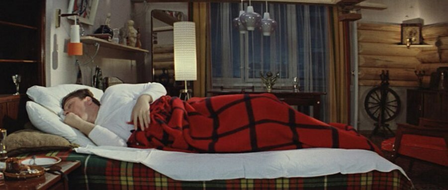  Спальня  Козодоева. В  правом верхнем  углу  икона  и  лампада.  Изображение   из  открытых источников.