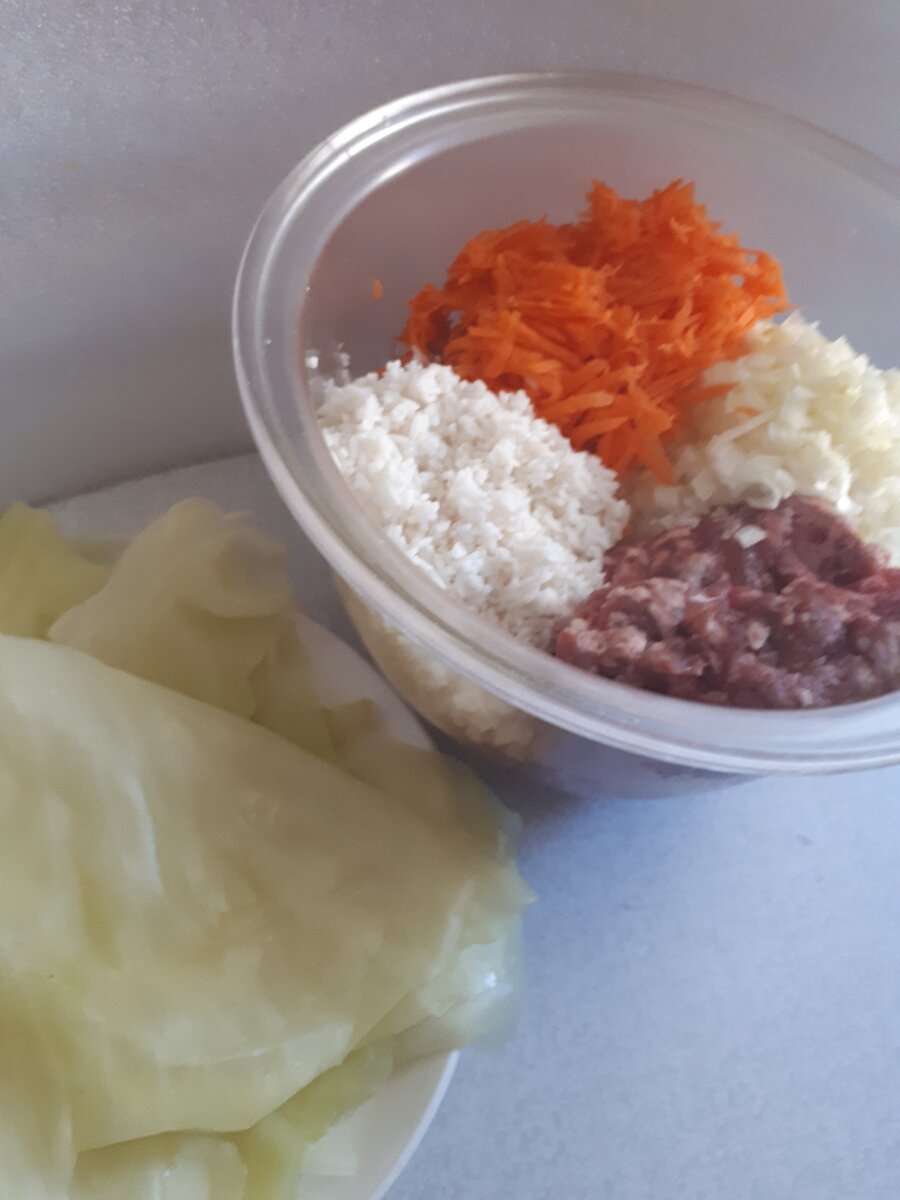 Вилок капусты разобрала на листья и отварила их в подсоленной воде до мягкости.